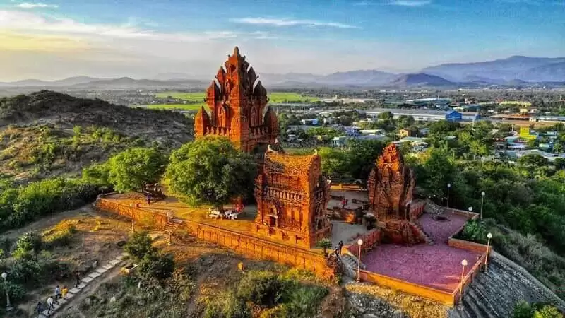 taxi-tham-quan-thap-cham-phan-rang.jpg
