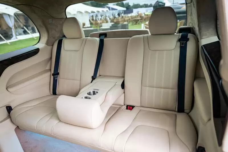 Khám phá xe taxi siêu sang, có cả trò chơi điện tử Playstation và màn hình giải trí 20 inch